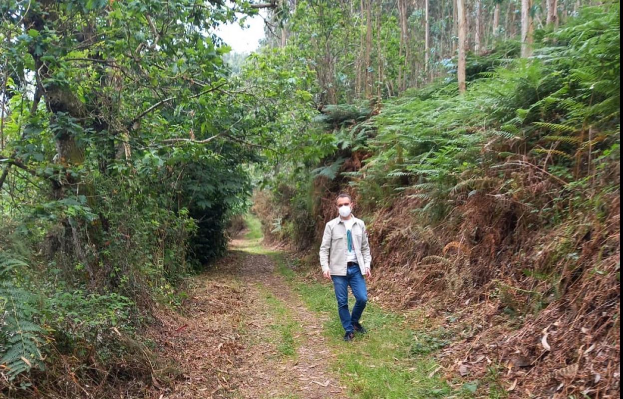Iván Fernández, alcalde de Corvera, recorre ayer el tramo de la senda ya despejado. 