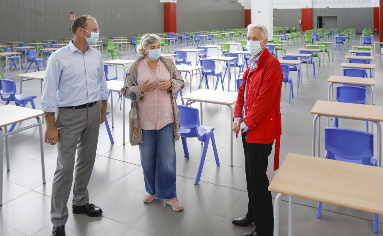 El director general de Enseñanzas Profesionales, Javier Cueli,, la alcaldesa de Gijón, Ana González, y la consejera de Educación, Carmen Suárez, recorren la nave. 