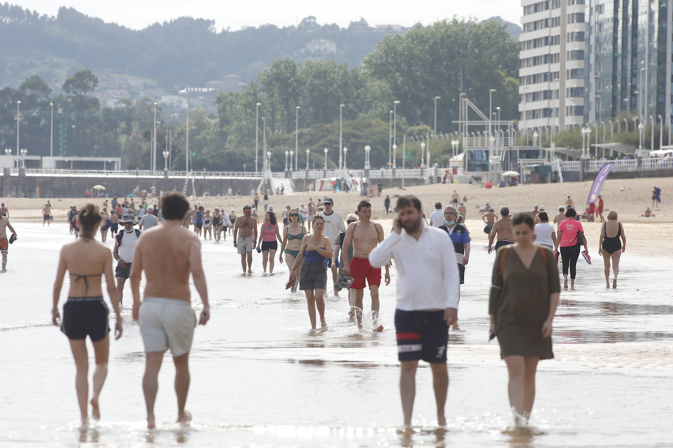 Terrazas, playas y paseos llenos en un domingo en el que el sol y el calor han tomado protagonismo en Gijón 