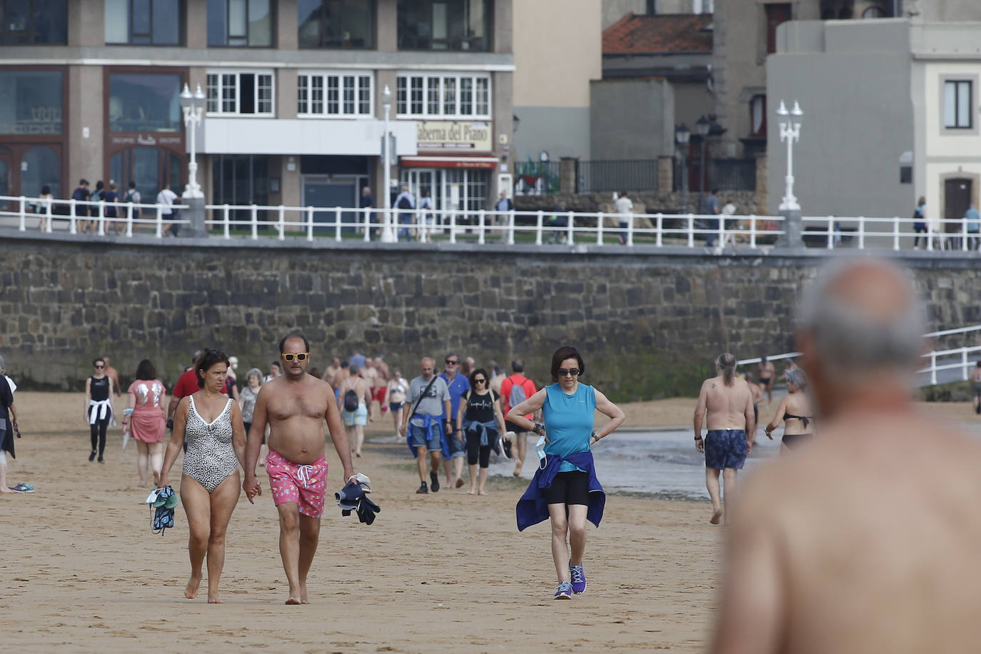 Terrazas, playas y paseos llenos en un domingo en el que el sol y el calor han tomado protagonismo en Gijón 