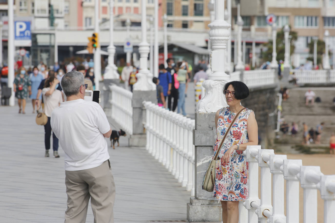 Terrazas, playas y paseos llenos en un domingo en el que el sol y el calor han tomado protagonismo en Gijón 