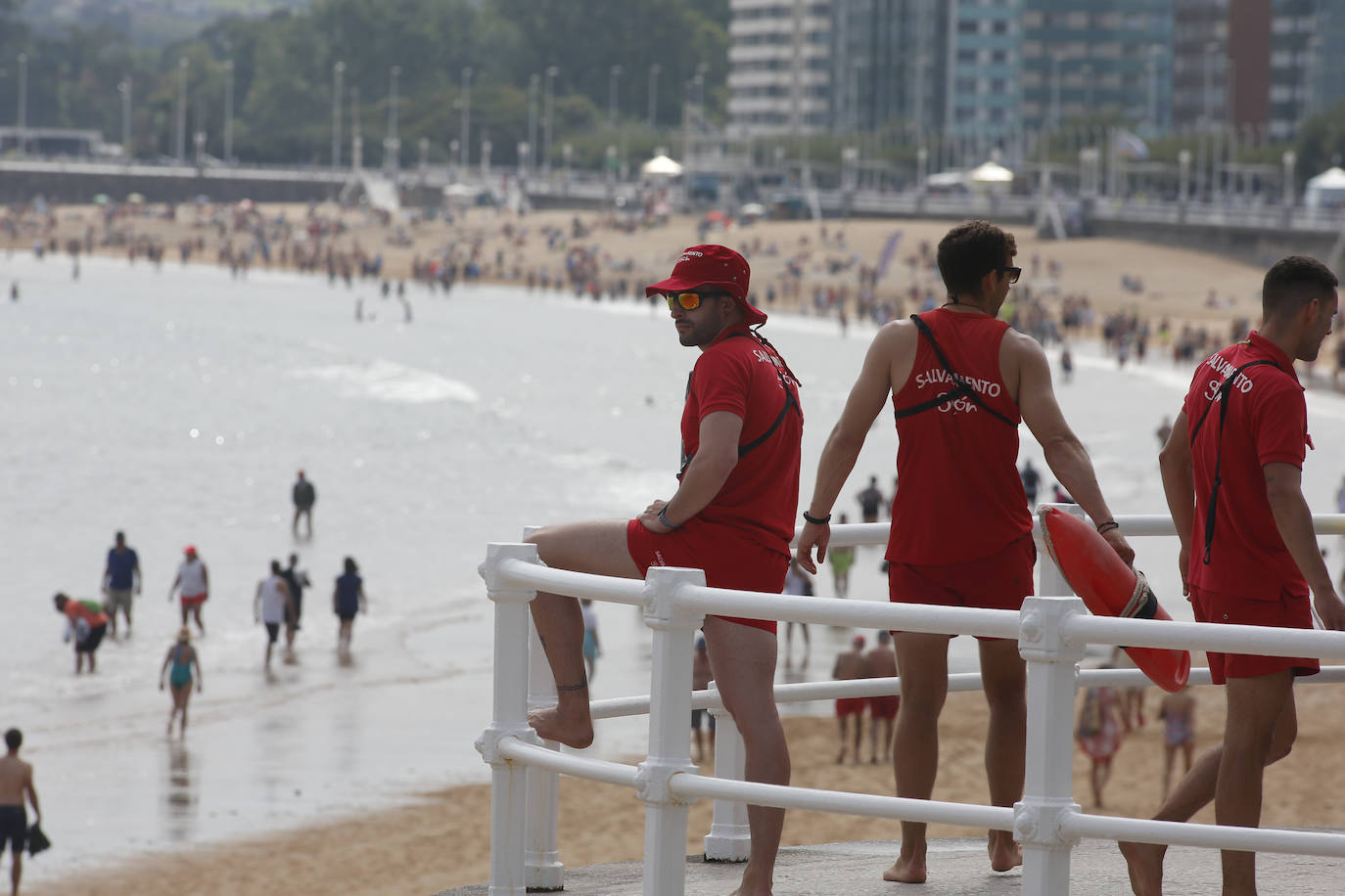 Terrazas, playas y paseos llenos en un domingo en el que el sol y el calor han tomado protagonismo en Gijón 