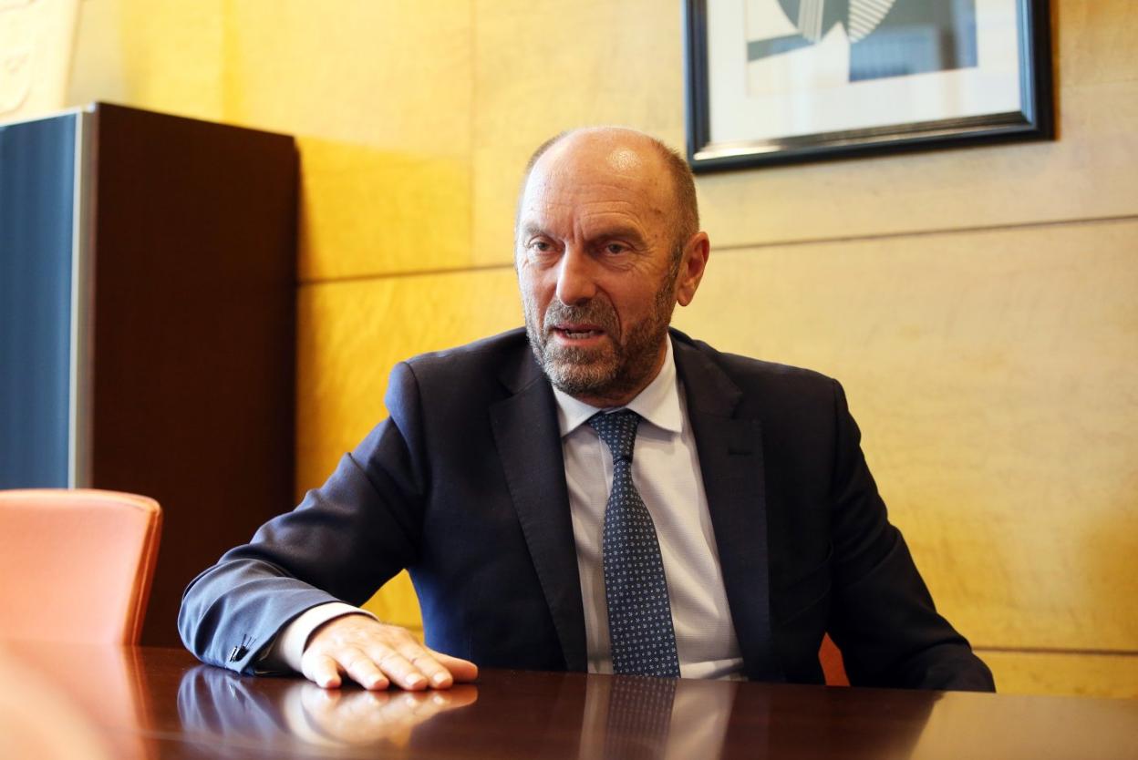 El vicepresidente del Principado, Juan Cofiño, en su despacho, durante la entrevista. 