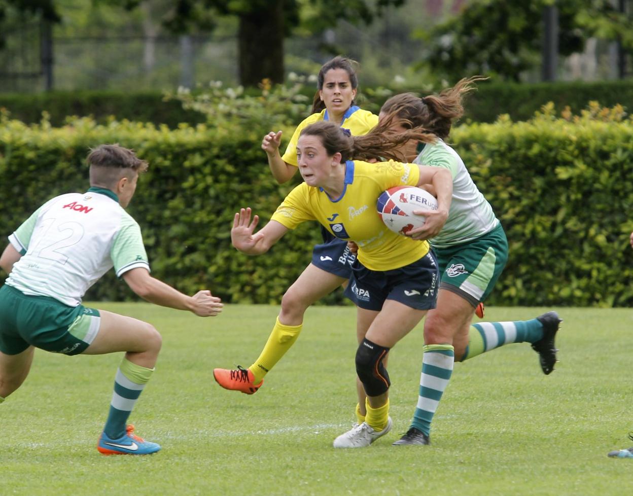 Una jugadora asturiana trata de avanzar ante rivales andaluzas. 