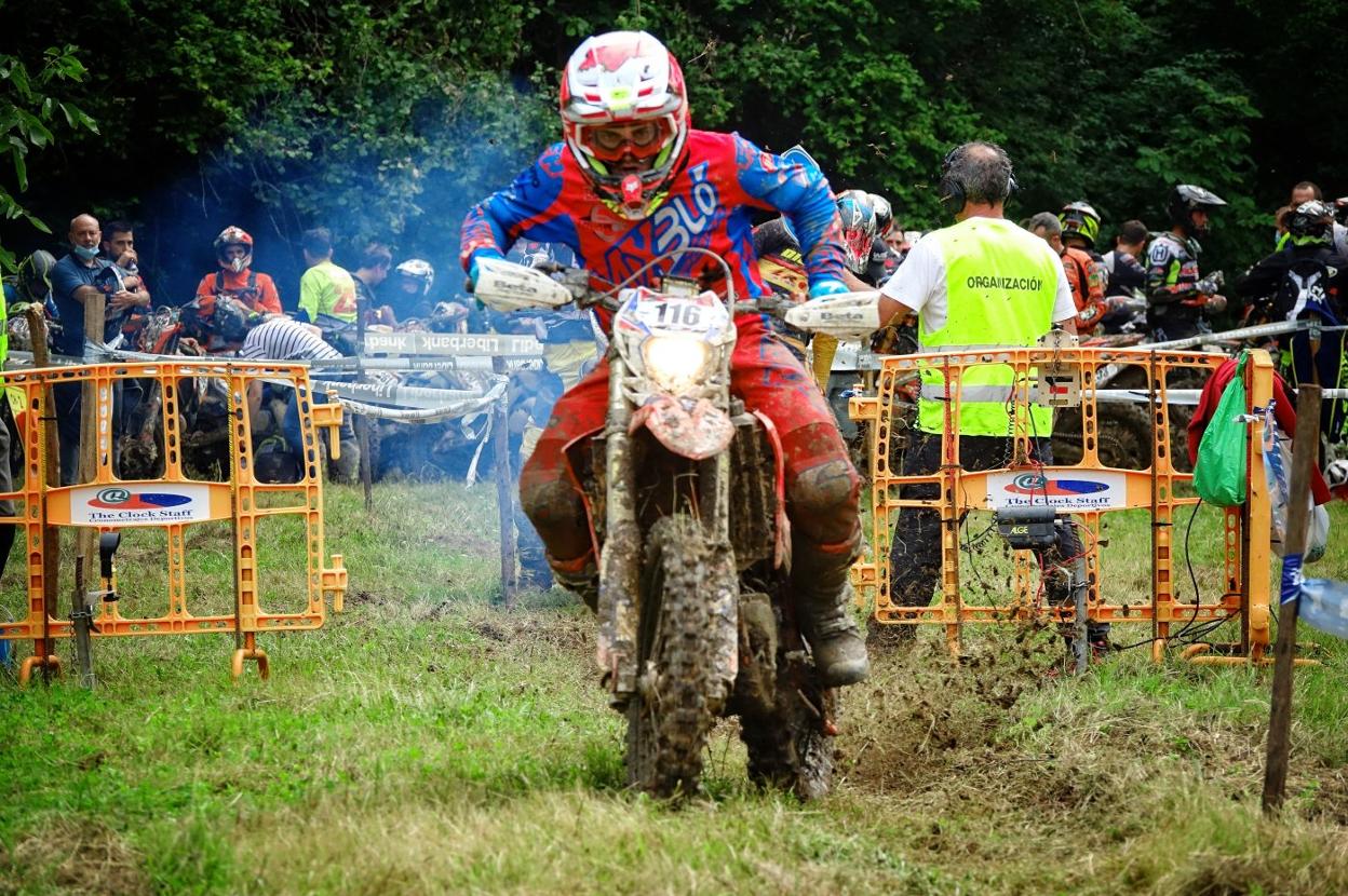 Numerosas personas se acercaron a los diferentes puntos al aire libre donde se celebraban las pruebas, como la extrema de La Peridiella. 