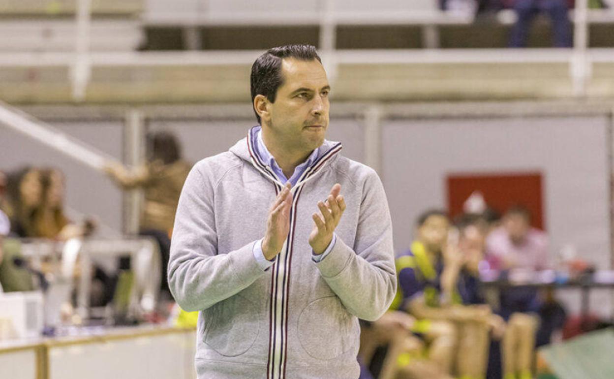 El técnico Guillermo Arenas