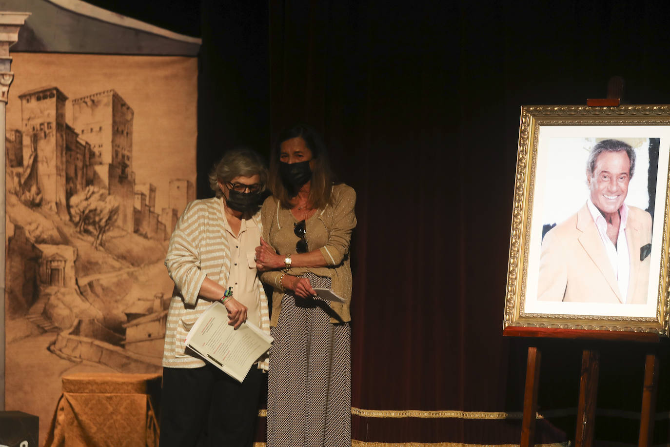 El palco de honor del Teatro Jovellanos ya tiene el nombre de Arturo Fernández. Es el homenaje que ha brindado la ciudad de Gijón al actor, fallecido hace dos años. Su viuda, Carmen Quesa, y el resto de sus familiares han asistido al emotivo acto, en el que se han descubierto una placa y un retrato del conocido intérprete.