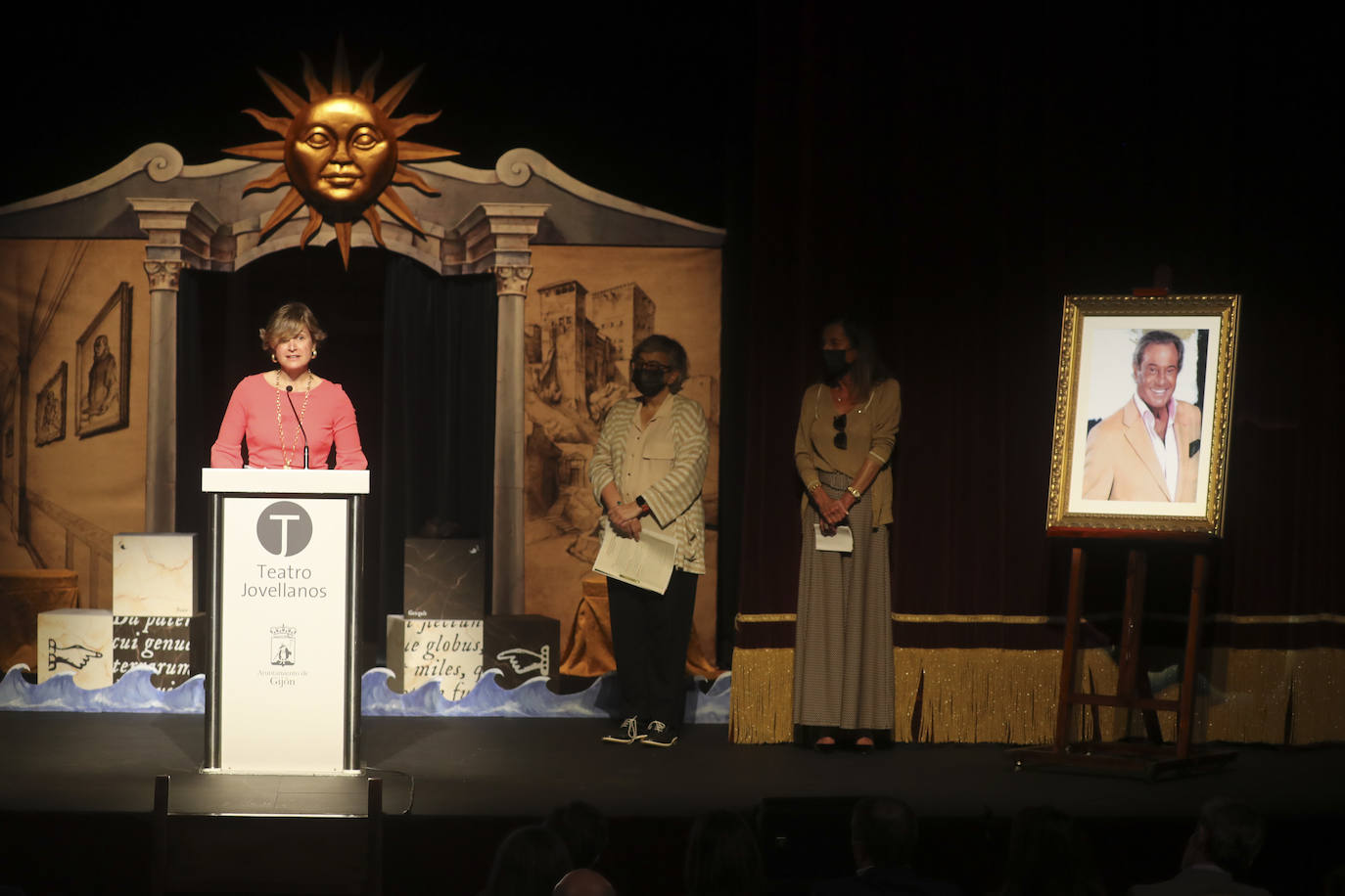 El palco de honor del Teatro Jovellanos ya tiene el nombre de Arturo Fernández. Es el homenaje que ha brindado la ciudad de Gijón al actor, fallecido hace dos años. Su viuda, Carmen Quesa, y el resto de sus familiares han asistido al emotivo acto, en el que se han descubierto una placa y un retrato del conocido intérprete.