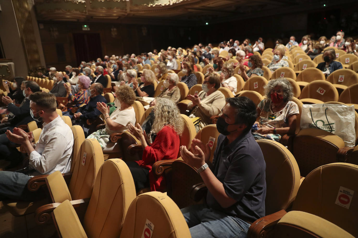 El palco de honor del Teatro Jovellanos ya tiene el nombre de Arturo Fernández. Es el homenaje que ha brindado la ciudad de Gijón al actor, fallecido hace dos años. Su viuda, Carmen Quesa, y el resto de sus familiares han asistido al emotivo acto, en el que se han descubierto una placa y un retrato del conocido intérprete.