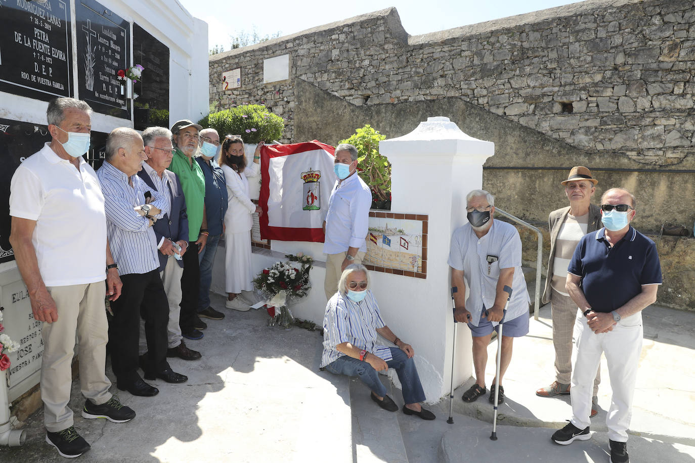 El actor y empresario teatral Arturo Fernández, ha sido homenajeado a los dos años de su muerte con una placa en su nicho de Ceares. El trabajo de su retrato ha sido obra de Juan García, amigo íntimo del actor, que contó con la colaboración del ceramista Alberto Estrada.