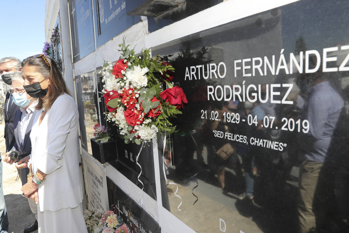 El actor y empresario teatral Arturo Fernández, ha sido homenajeado a los dos años de su muerte con una placa en su nicho de Ceares. El trabajo de su retrato ha sido obra de Juan García, amigo íntimo del actor, que contó con la colaboración del ceramista Alberto Estrada.