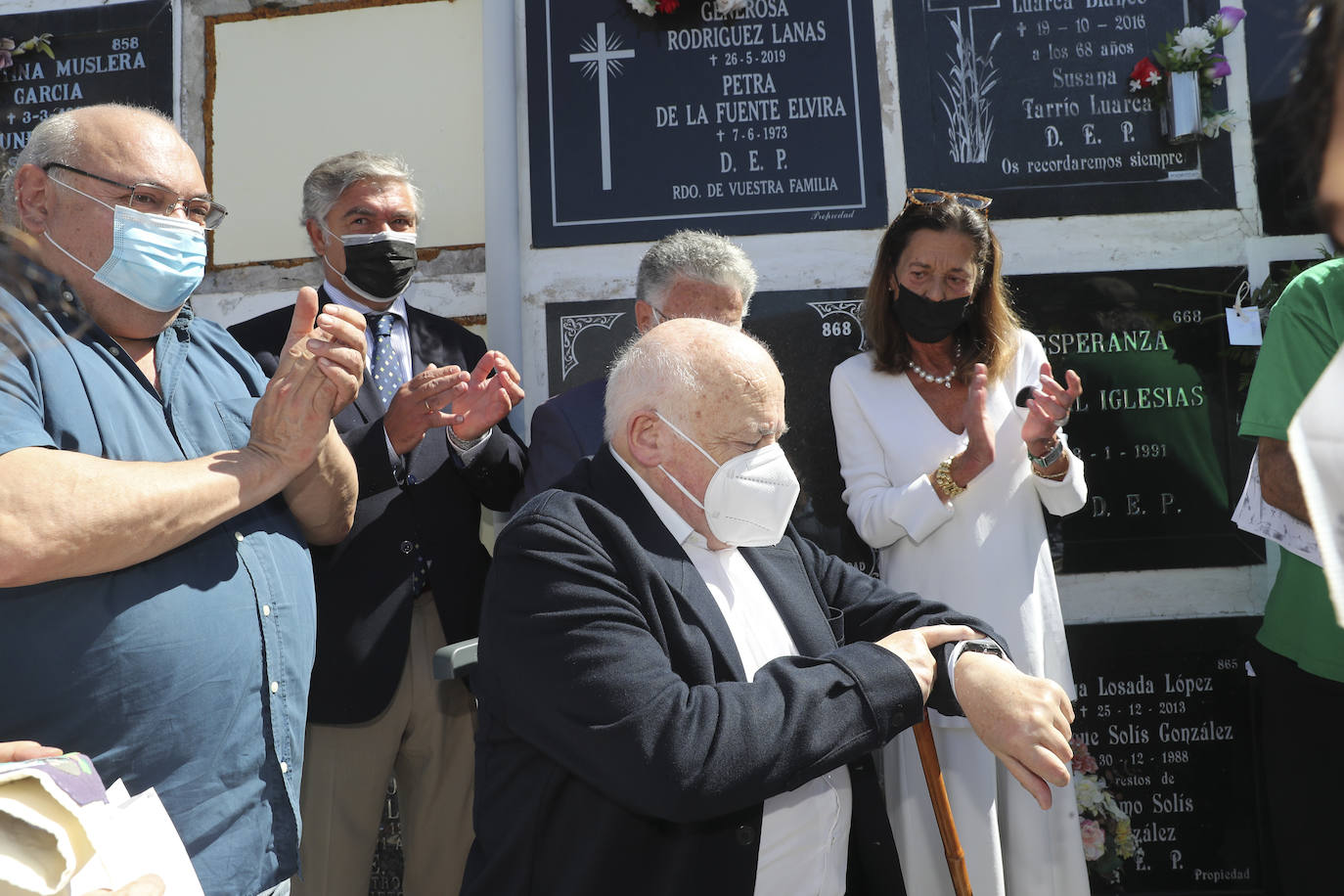 El actor y empresario teatral Arturo Fernández, ha sido homenajeado a los dos años de su muerte con una placa en su nicho de Ceares. El trabajo de su retrato ha sido obra de Juan García, amigo íntimo del actor, que contó con la colaboración del ceramista Alberto Estrada.