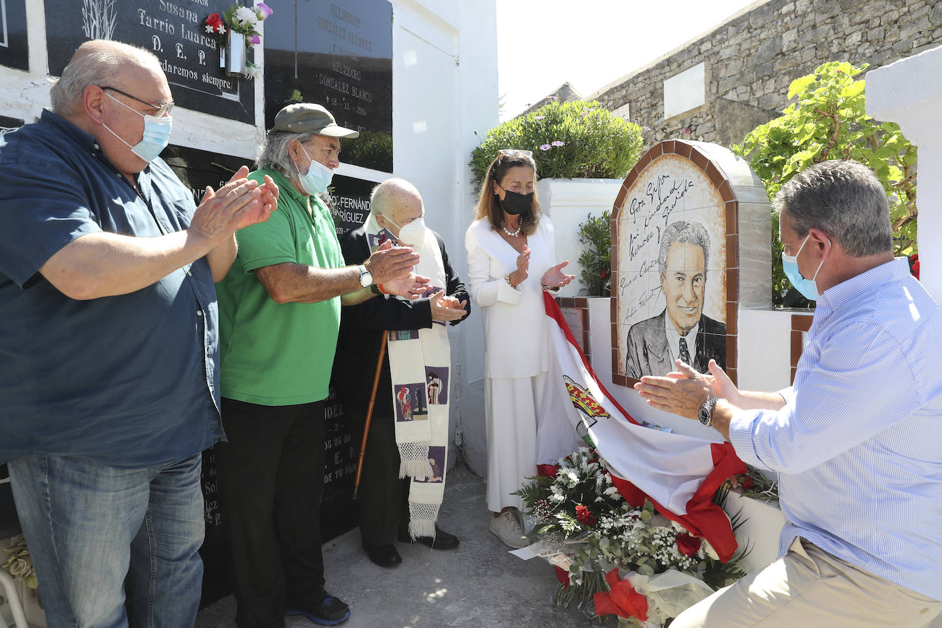 El actor y empresario teatral Arturo Fernández, ha sido homenajeado a los dos años de su muerte con una placa en su nicho de Ceares. El trabajo de su retrato ha sido obra de Juan García, amigo íntimo del actor, que contó con la colaboración del ceramista Alberto Estrada.