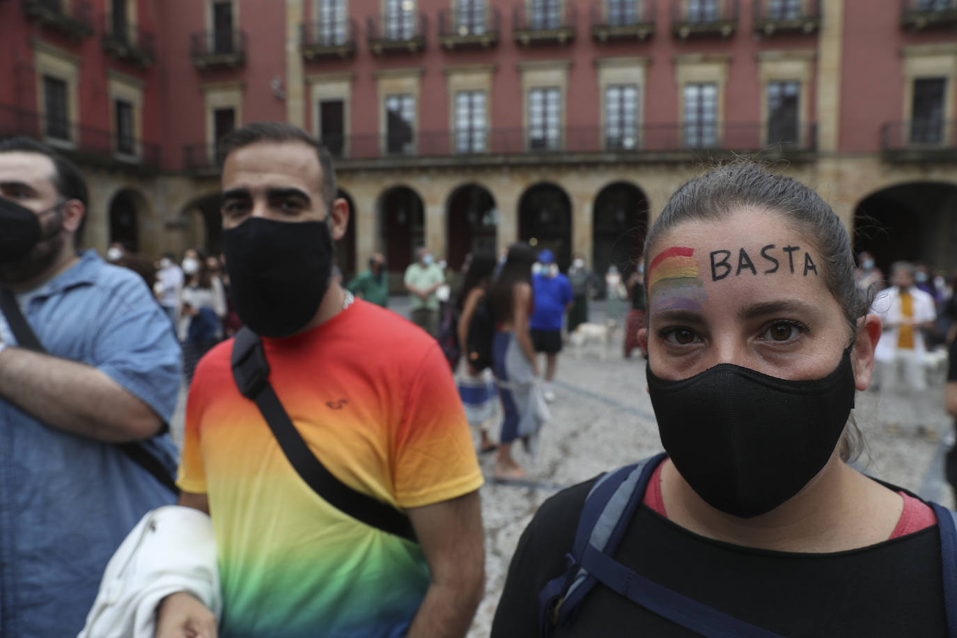  Los colores de la bandera arcoíris han llenado la Plaza Mayor de Gijón y la Escandalera de Oviedo. Decenas de personas se han concentrado este lunes en varios puntos de Asturias para justicia para Samuel, el joven que falleció a causa de una brutal paliza en A Coruña. Los primeros indicios apuntan a que se trata de una agresión homófoba y una amiga del fallecido que presenció la paliza ha explicado que los agresores le dijeron: «Para de grabarnos si no quieres que te mate, maricón»