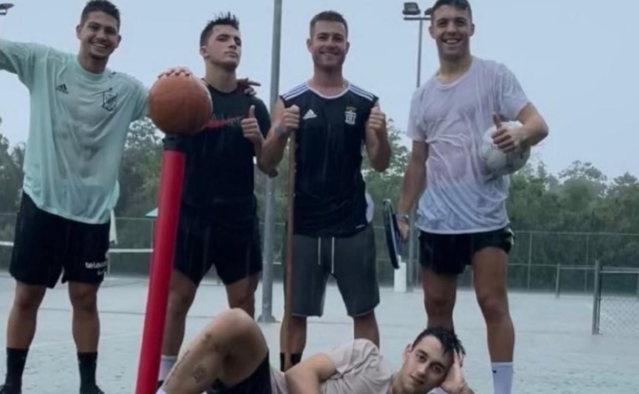 Berto, con Manu García, Nacho Méndez y Pedro, junto al exrojiblanco Berto Cayarga, en México.