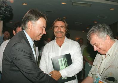 Imagen secundaria 1 - Tico Medina, con Alain Delon; Tico Medina saluda a Felipe González; Tico Medina con Jhon Lennon, 