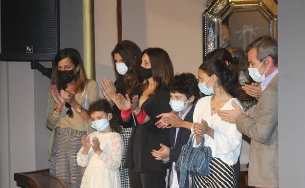 La familia del inolvidable intérprete aplaude al público asistente al homenaje, desde el palco que lleva su nombre. 