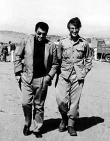 Imagen secundaria 2 - Tico Medina, con Alain Delon; Tico Medina saluda a Felipe González; Tico Medina con Jhon Lennon, 