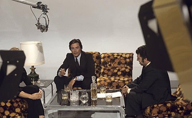 Imagen principal - Tico Medina, con Alain Delon; Tico Medina saluda a Felipe González; Tico Medina con Jhon Lennon, 