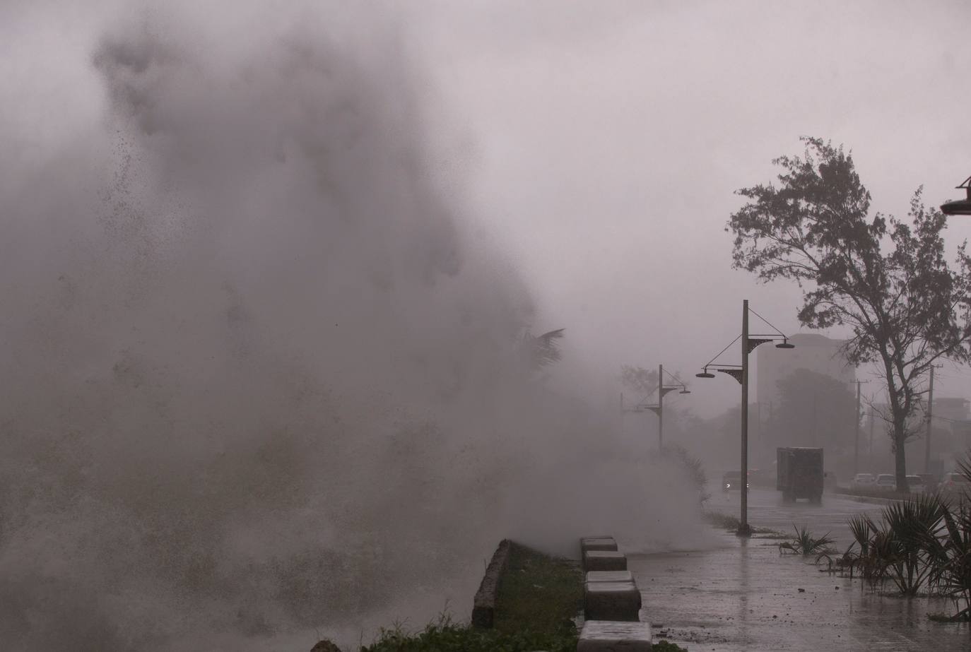 Tras dejar dos muertos en República Dominicana y un tercero en Santa Lucía, el huracán 'Elsa', ya degradado a tormenta tropical, ha proseguido su recorrido por el Caribe en Cuba, donde ha descargado la tarde de este lunes. Estas son algunas de las imágenes que ha dejado su paso por la isla.