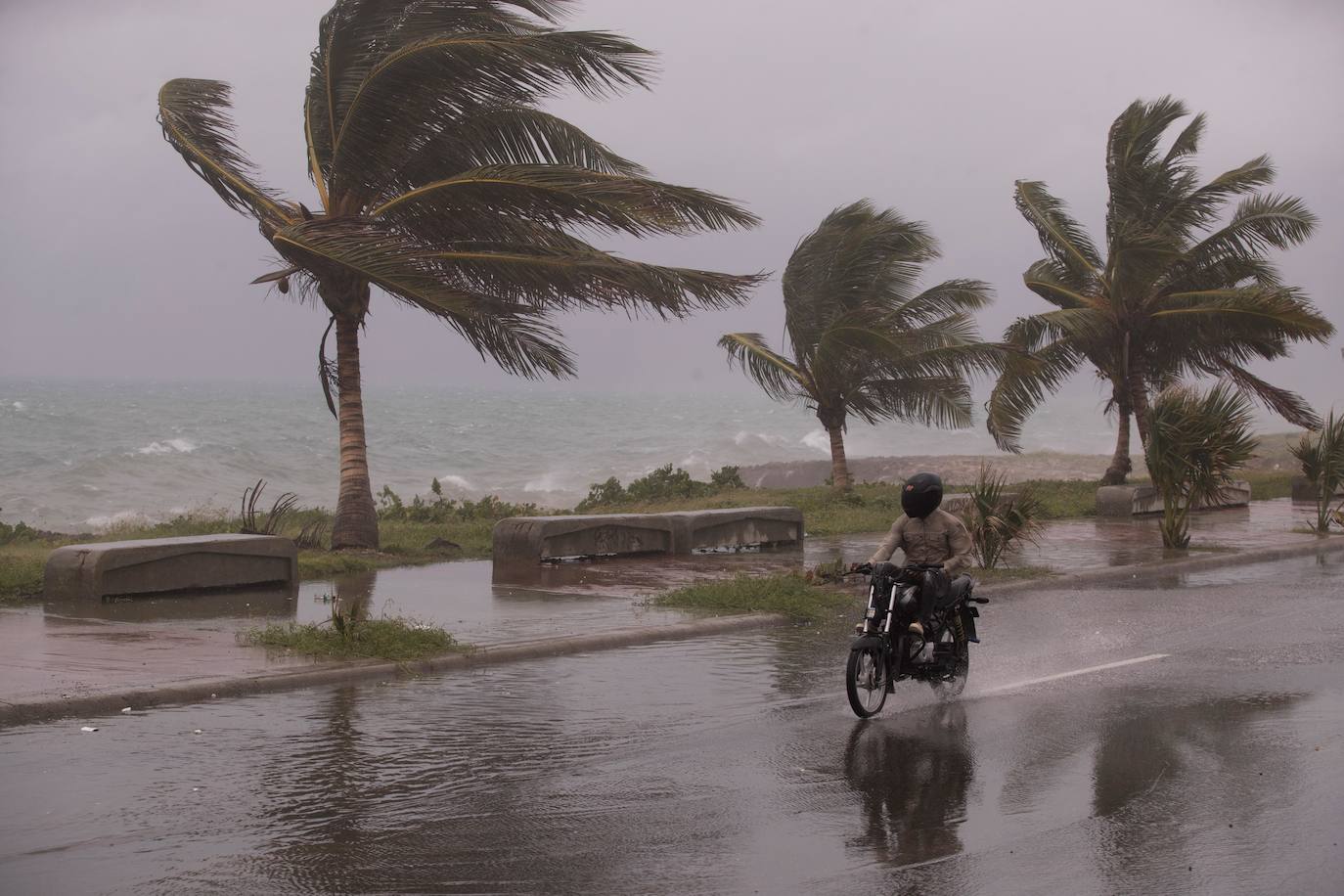 Tras dejar dos muertos en República Dominicana y un tercero en Santa Lucía, el huracán 'Elsa', ya degradado a tormenta tropical, ha proseguido su recorrido por el Caribe en Cuba, donde ha descargado la tarde de este lunes. Estas son algunas de las imágenes que ha dejado su paso por la isla.