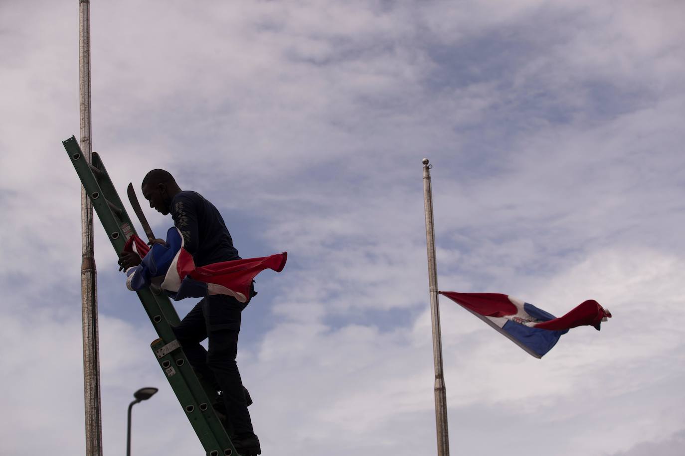 Tras dejar dos muertos en República Dominicana y un tercero en Santa Lucía, el huracán 'Elsa', ya degradado a tormenta tropical, ha proseguido su recorrido por el Caribe en Cuba, donde ha descargado la tarde de este lunes. Estas son algunas de las imágenes que ha dejado su paso por la isla.