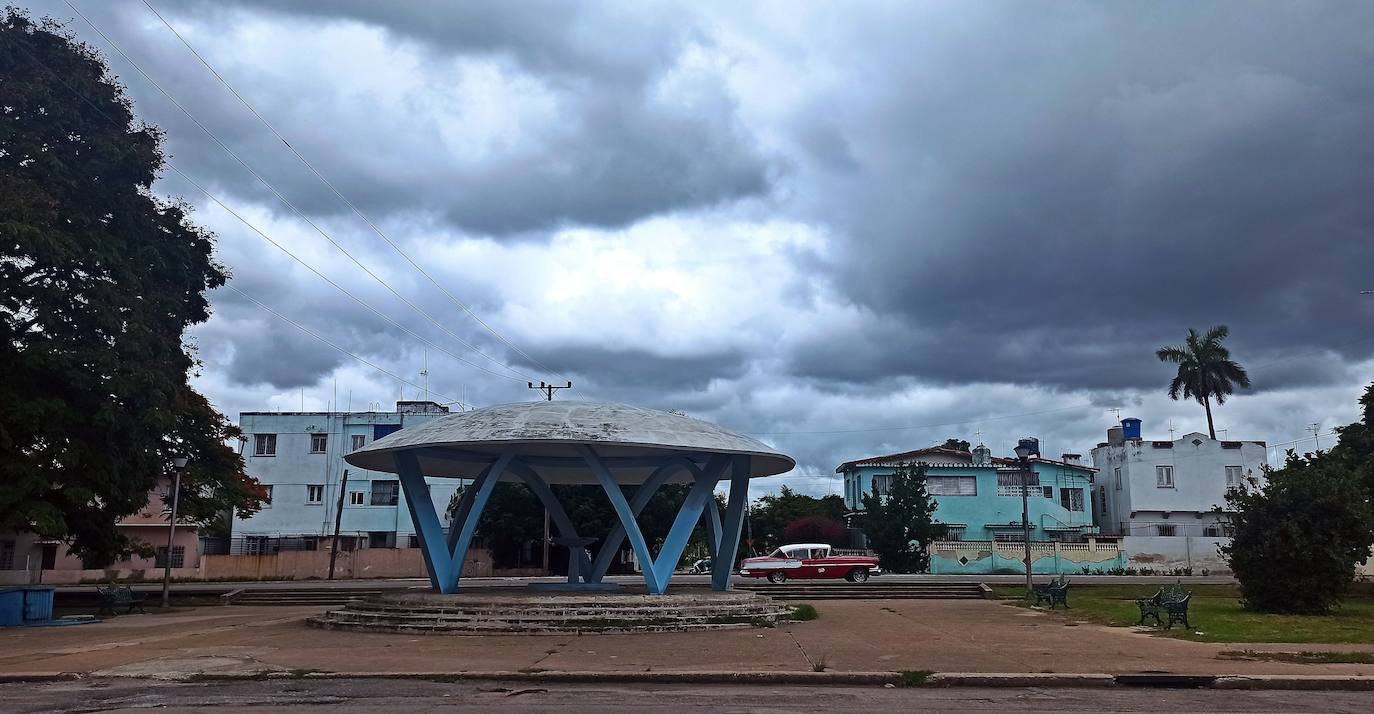 Tras dejar dos muertos en República Dominicana y un tercero en Santa Lucía, el huracán 'Elsa', ya degradado a tormenta tropical, ha proseguido su recorrido por el Caribe en Cuba, donde ha descargado la tarde de este lunes. Estas son algunas de las imágenes que ha dejado su paso por la isla.