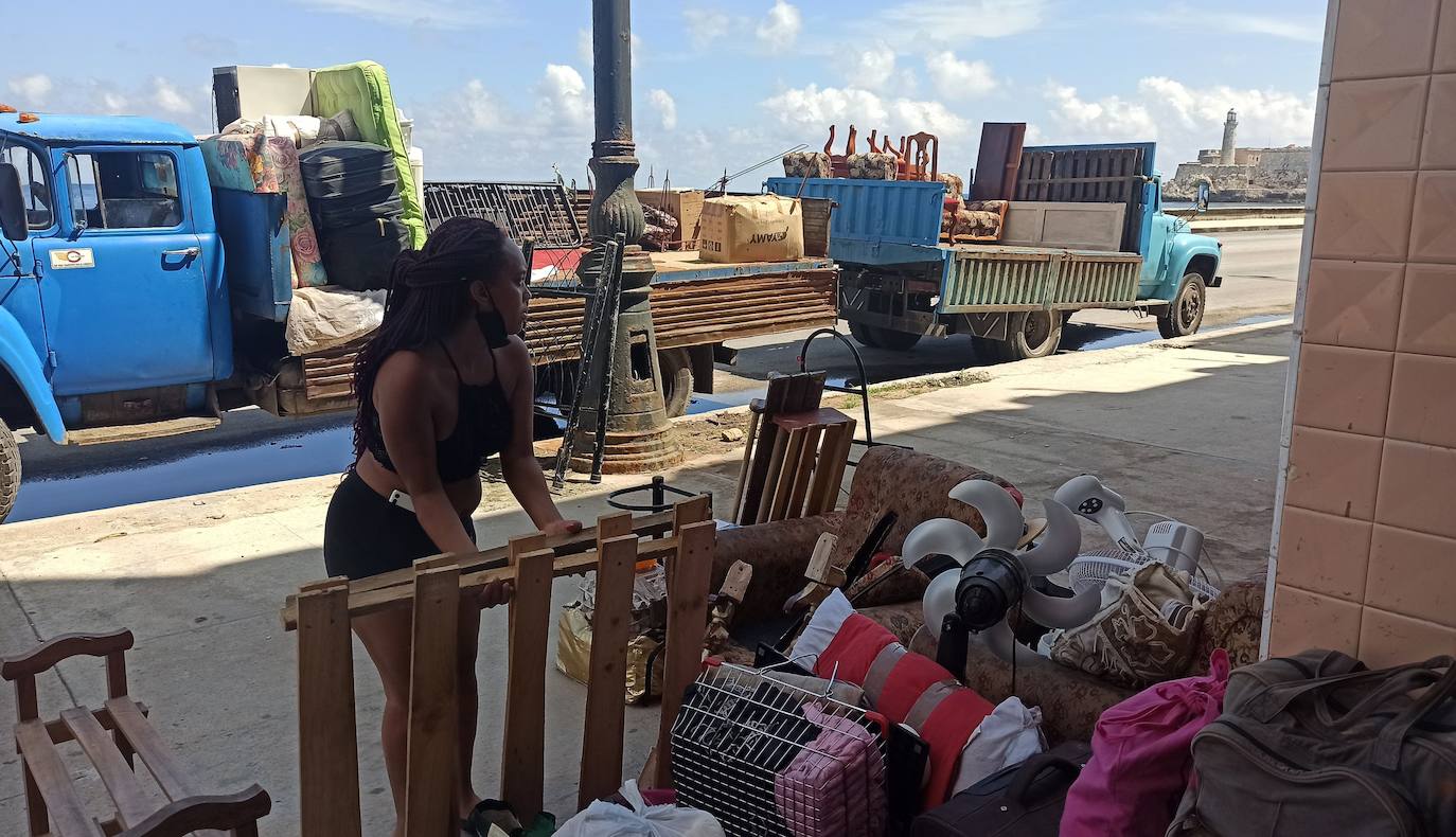 Tras dejar dos muertos en República Dominicana y un tercero en Santa Lucía, el huracán 'Elsa', ya degradado a tormenta tropical, ha proseguido su recorrido por el Caribe en Cuba, donde ha descargado la tarde de este lunes. Estas son algunas de las imágenes que ha dejado su paso por la isla.