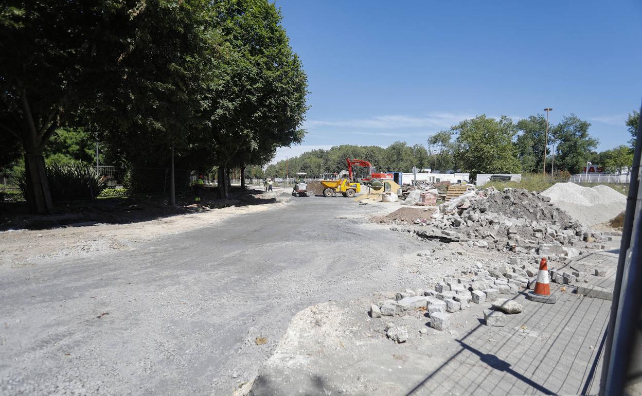 El estado que presentaban ayer las obras de la avenida de El Molinón. 