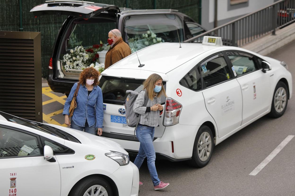 El coche fúnebre, en el tanatorio de El Lauredal con los restos mortales del pequeño. 