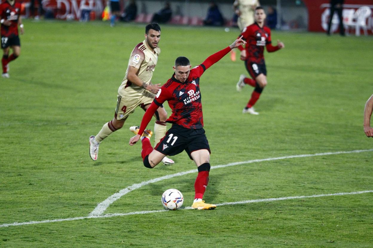 Jirka, con la elástica del Mirandés, se prepara para chutar ante el Cartagena la pasada campaña.