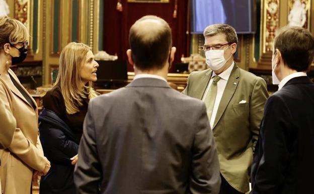 Itziar Ituño habla con el alcalde Aburto en el rodaje de la serie en el Ayuntamiento de Bilbao.