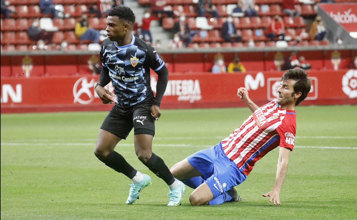 Marc Valiente en una jugada del último partido de liga entre el Sporting y el Almería