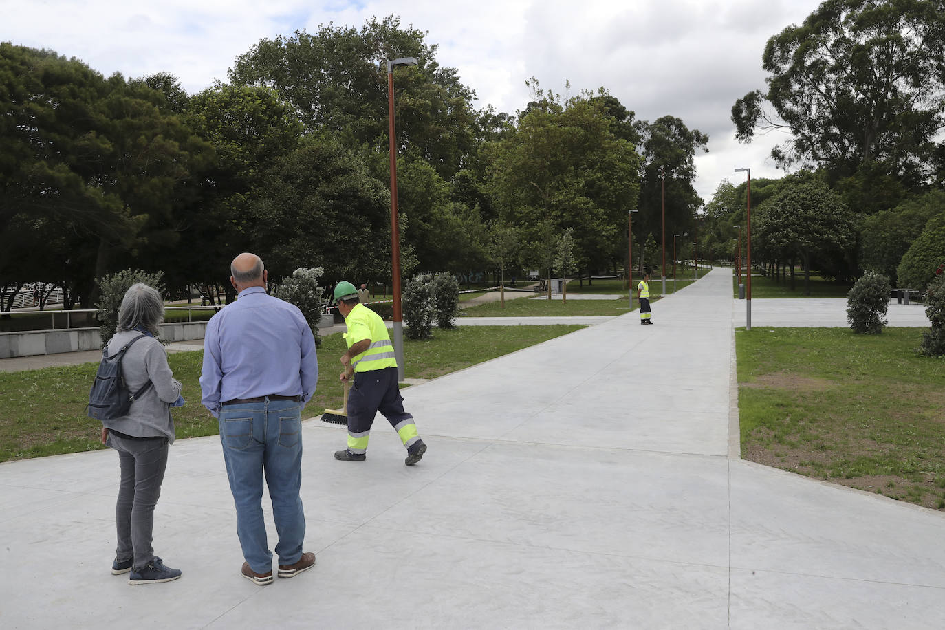 La avenida de El Molinón ha quedado inaugurada esta tarde de forma oficial con la visita de la alcaldesa Ana González y los concejales de Obras Públicas y Medio Ambiente, Olmo Ron y Aurelio Martín, respectivamente. La calle, convertida en un gran paseo peatonal, queda integrada por completo en el parque de Isabel la Católica.