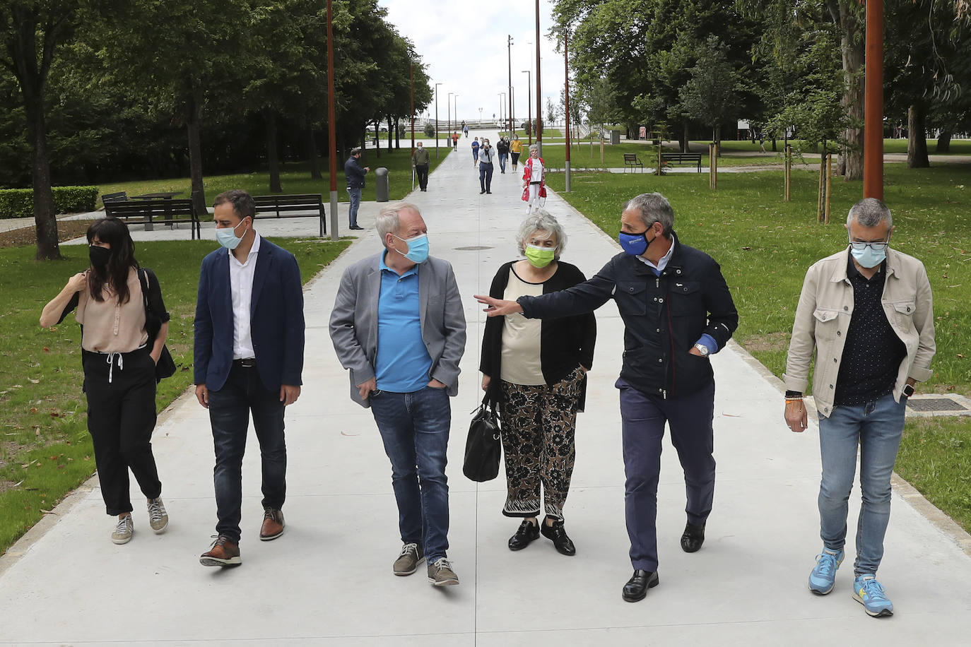 La avenida de El Molinón ha quedado inaugurada esta tarde de forma oficial con la visita de la alcaldesa Ana González y los concejales de Obras Públicas y Medio Ambiente, Olmo Ron y Aurelio Martín, respectivamente. La calle, convertida en un gran paseo peatonal, queda integrada por completo en el parque de Isabel la Católica.