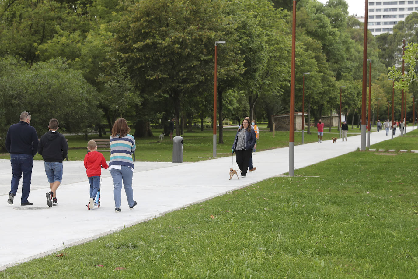 La avenida de El Molinón ha quedado inaugurada esta tarde de forma oficial con la visita de la alcaldesa Ana González y los concejales de Obras Públicas y Medio Ambiente, Olmo Ron y Aurelio Martín, respectivamente. La calle, convertida en un gran paseo peatonal, queda integrada por completo en el parque de Isabel la Católica.