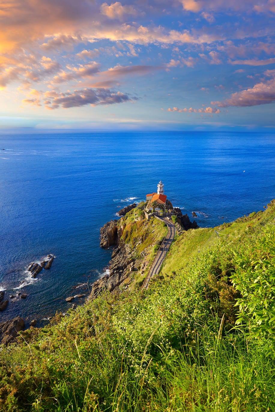 El faro de Cudillero en la Punta Roballera