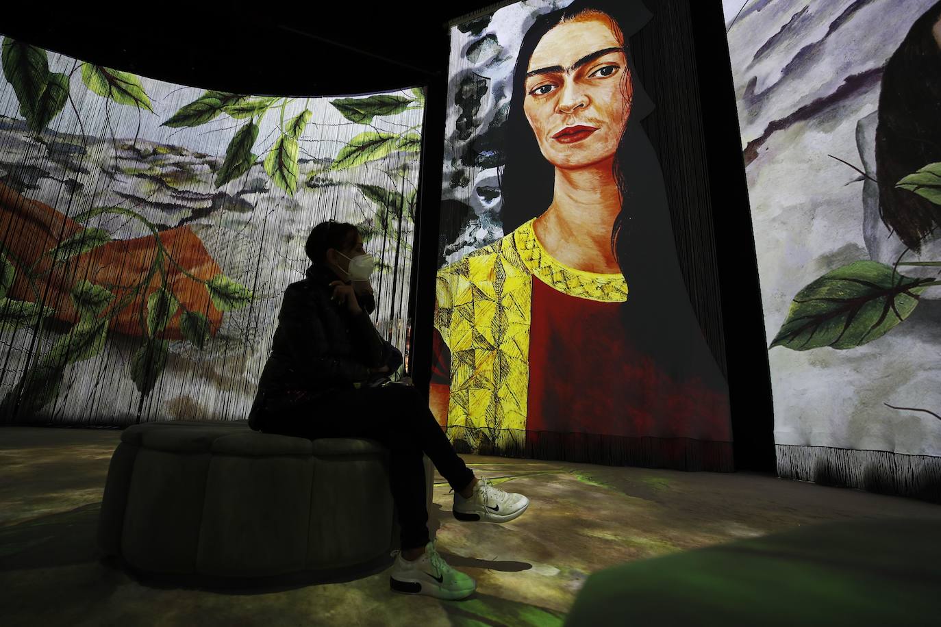 La exposición inmersiva 'Frida', inaugurada en Ciudad de Mexico, conforma una experiencia digital que muestra las diferentes facetas de la artista Frida Kahlo. Un suelo de arena blanca, paredes que se confunden, cortinas con texturas y proyecciones o las palabras de la pintora mexicana por escrito y en audio sorprenden a los visitantes. 