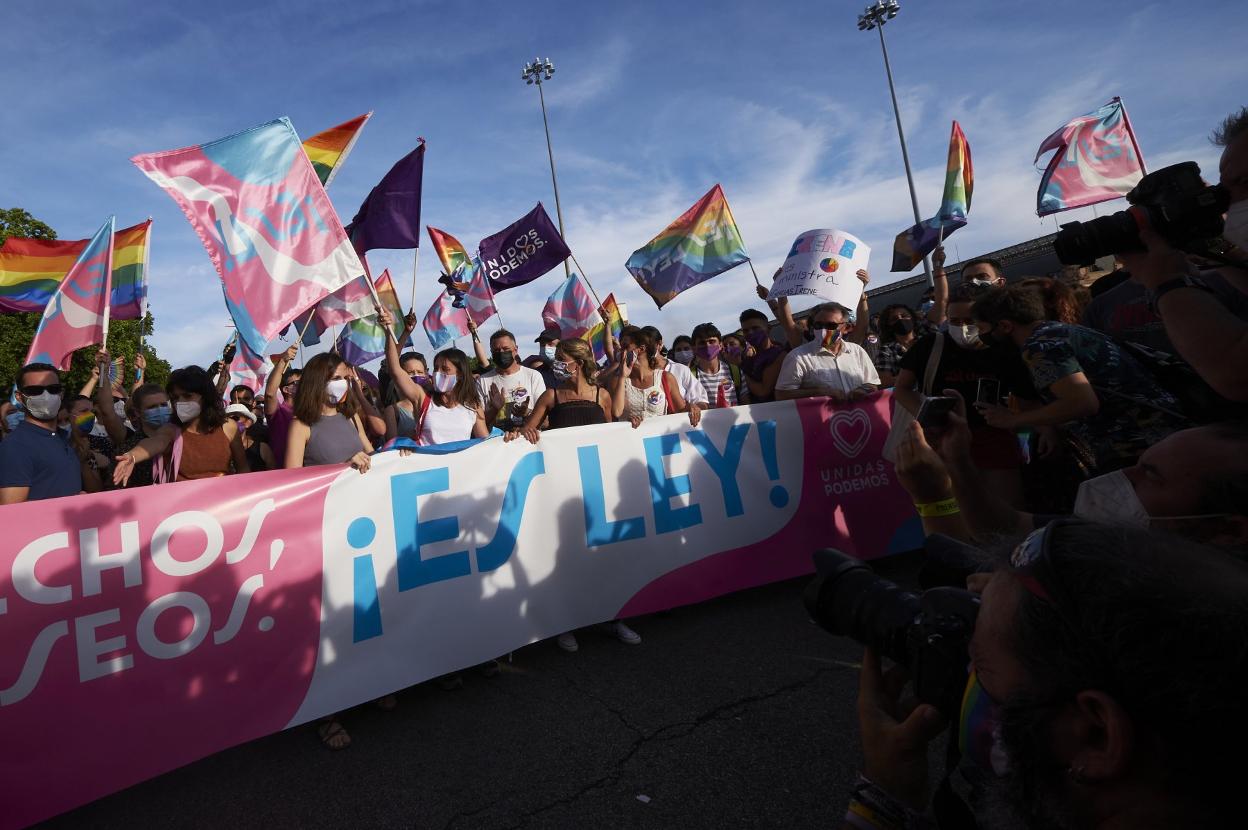La ministra de Igualdad, Irene Montero, ondea una bandera trans, el sábado pasado, en la marcha del Orgullo. 