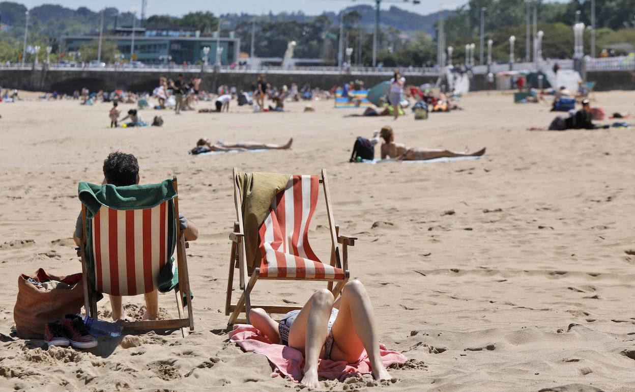 Jornada playera en Gijón a principios de junio, una de las pocas que hubo el mes pasado.