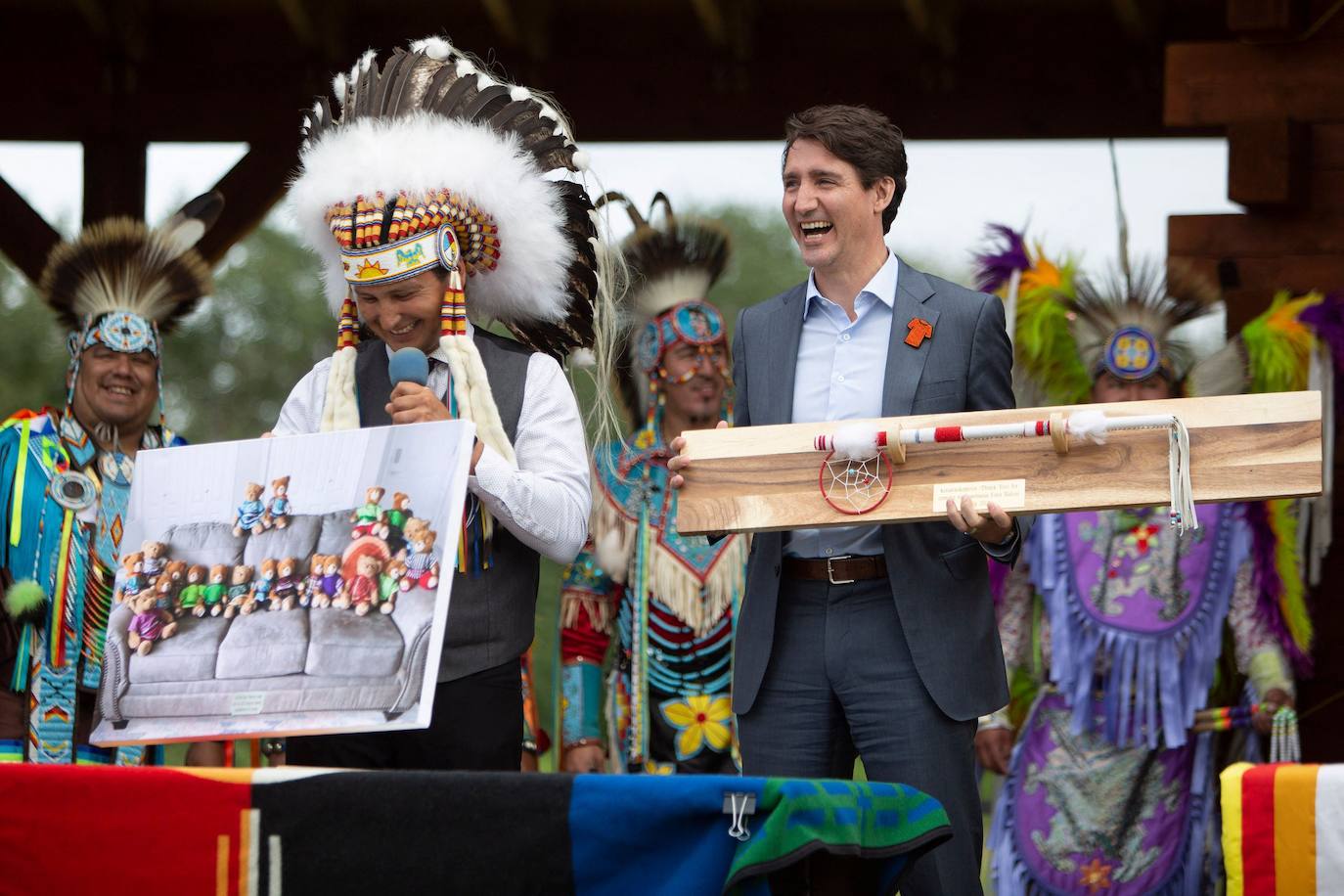 Ceremonia ritual indígena canadiense celebrada con motivo de la firma del acuerdo de Coordinación de la Ley Miyo Pimatisowin a la que asistió el primer ministro del país, Justin Trudeau.