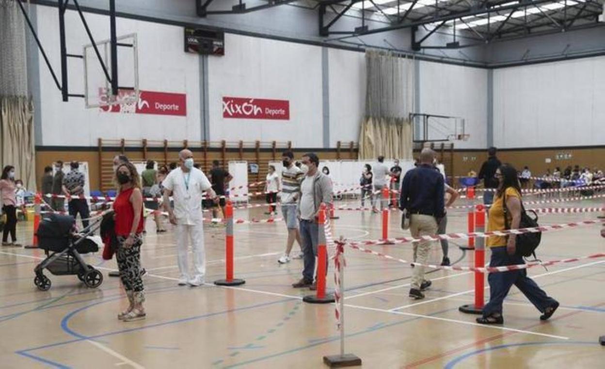 La vacunación continúa a buen ritmo en el pabellón Perchera-La Braña.. 