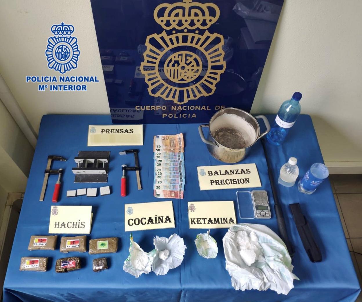 Droga y útiles decomisados en la vivienda de El Llano en la que vivía el hombre arrestado. 