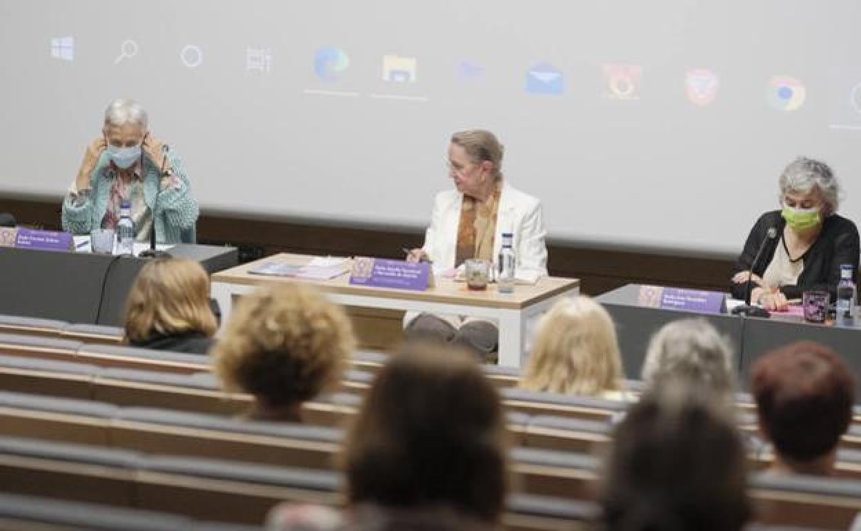 La consejera de Educación, Carmen Suárez, la catedrá tica de Filosofía, Amelia Valcárcel, y la alcaldesa de Gijón, Ana González. 