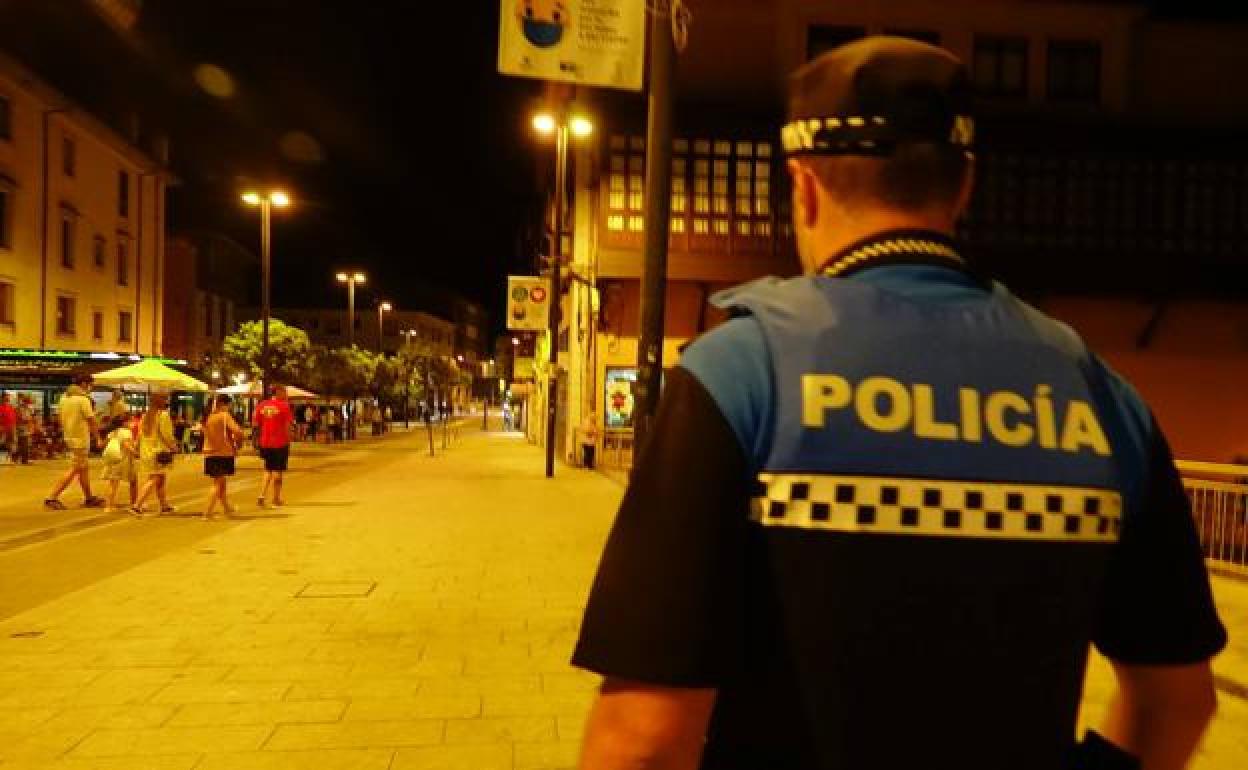 Un agende de Policía patrulla las calles de Llanes.