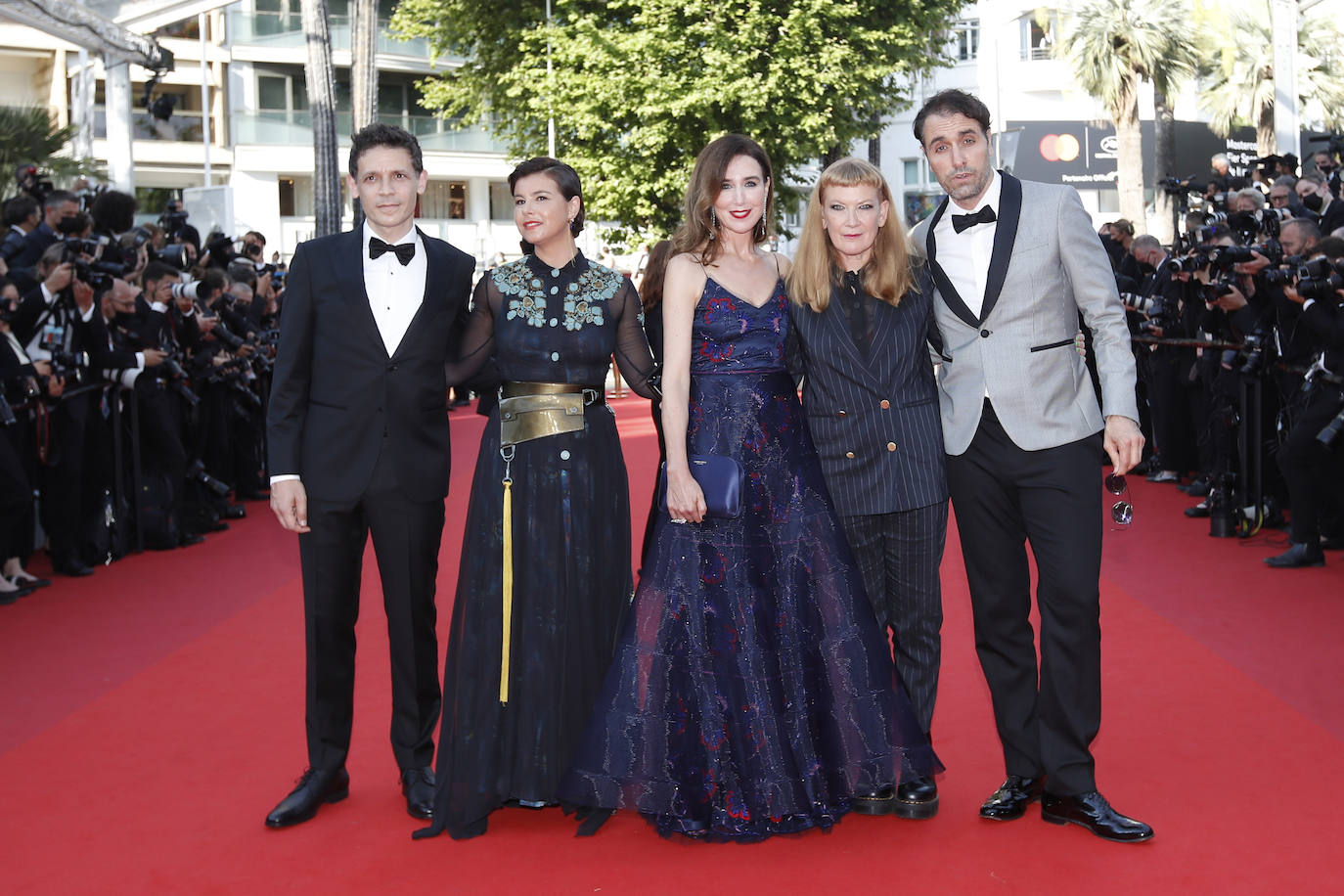 Este mes se celebra el festival de cine de Cannes, donde este miércoles se ha celebrado la alfombra roja con todas las estrellas invitadas. Se trata de una cita en la que actores, productores y directores muestran a menudo sus mejores galas, desde las más sobrias a las atrevidamente extravagantes.