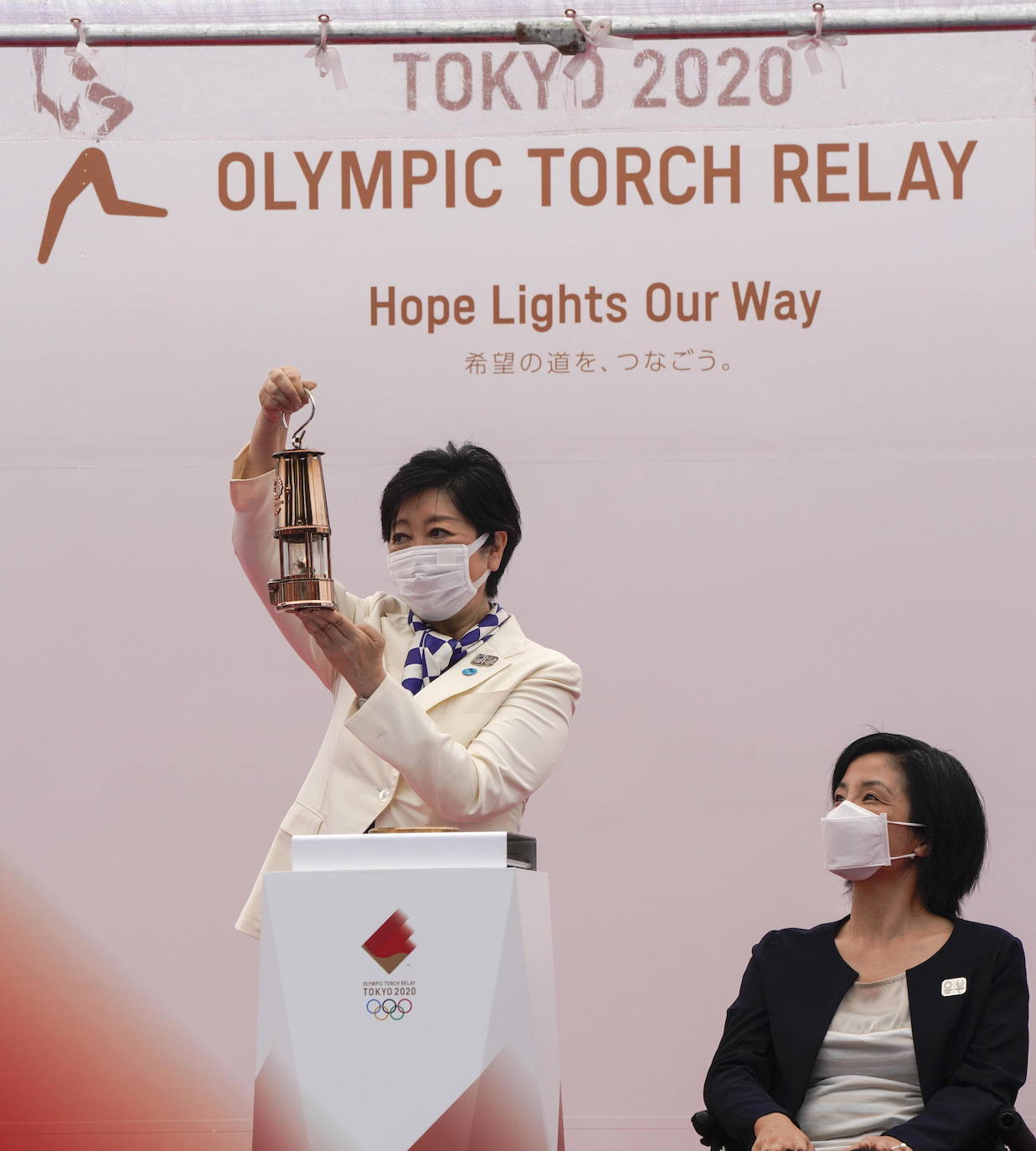 El exjugador de tenis japonés Shuzo Matsuoka y la extiradora paralímpica Aki Taguchi han sido los encargados de prender la llama olímpica de los Juegos de Tokio 2020, que debido a la panemia se celebrarán este verano, un año después de lo previsto, y sin público. La ceremonia que marca el inicio de la cuenta atrás hacia el mayor evento deportivo del mundo se ha celebrado este viernes en el parque olímpico Komazawa. Han asistido, además de ambos deportistas, la gobernadora de Tokio, Yuriko Koike. 