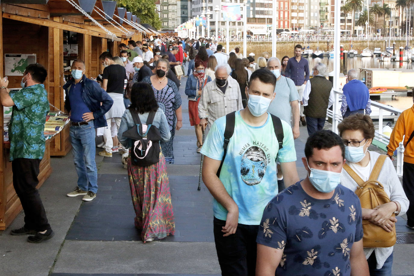 La Semana Negra, recepción municipal, corte de cinta y charla de Carlos Bardem mediante, alza el telón a diez días de realidades y ficciones, de nuevo en la calle y con 150 escritores.
