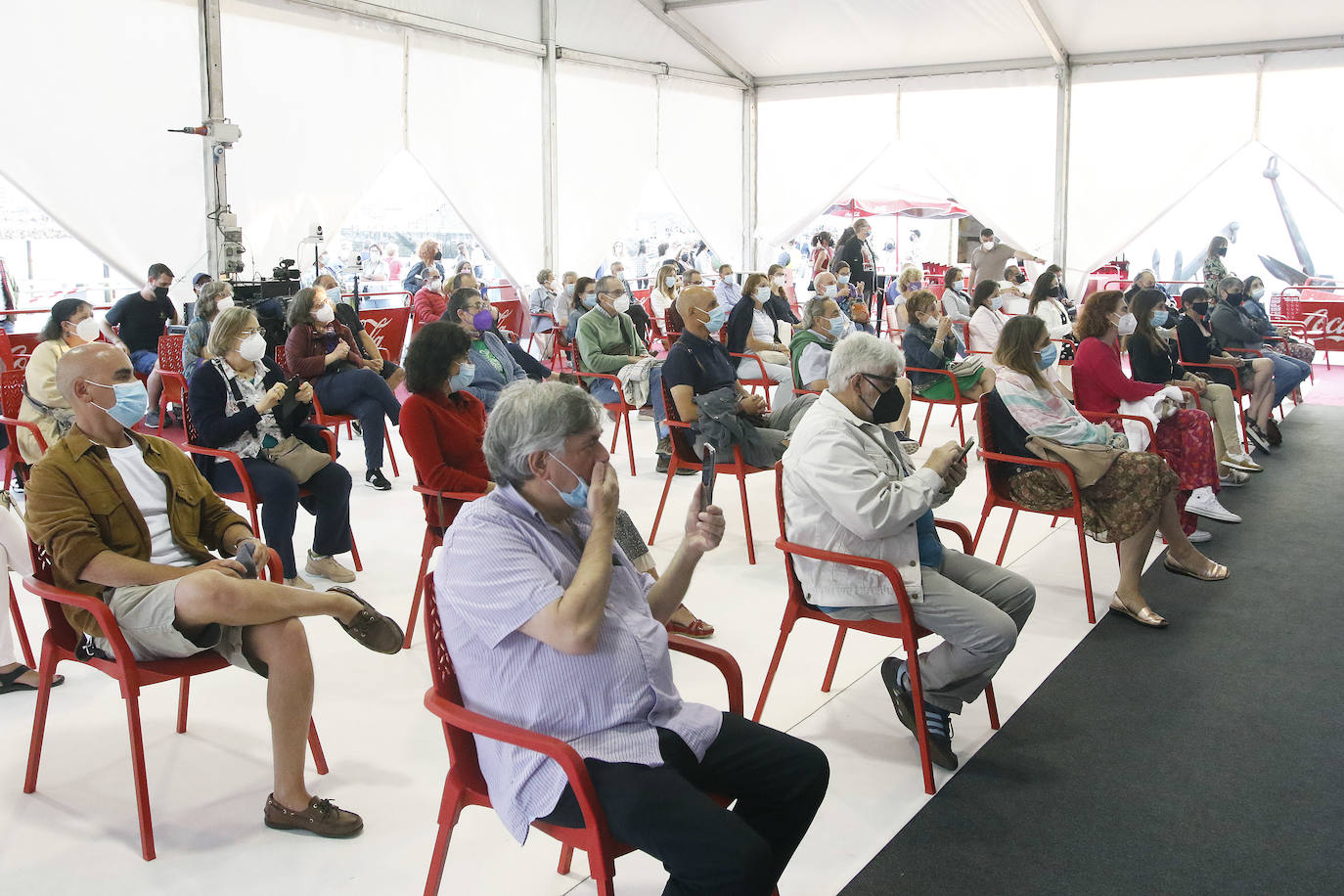 La Semana Negra, recepción municipal, corte de cinta y charla de Carlos Bardem mediante, alza el telón a diez días de realidades y ficciones, de nuevo en la calle y con 150 escritores.