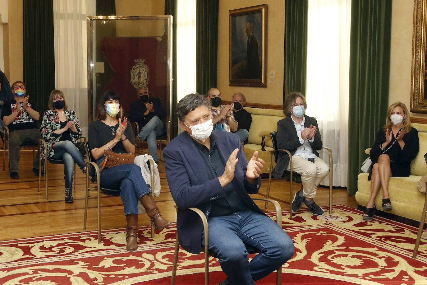 La Semana Negra, recepción municipal, corte de cinta y charla de Carlos Bardem mediante, alza el telón a diez días de realidades y ficciones, de nuevo en la calle y con 150 escritores.